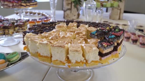 Bufet Festival Dengan Kue Kue Mousses Dan Buah Buahan Gerakan — Stok Video