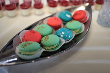 Pastalar, kremalar, kekler ve çöreklerle şenlikli büfe.