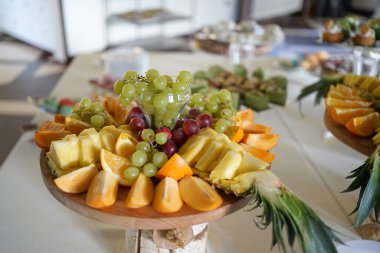 Meyve büfesi. Üzüm, ananas, portakal, elma ve diğerleri..