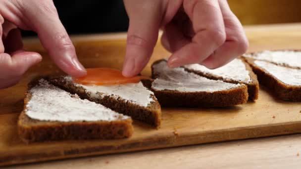 Siyah Ekmeğe Peynirli Bir Parça Somon Eklenir Balıklı Kanepelerin Hazırlanması — Stok video