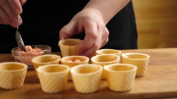 Waffle Sepetleri Balık Ezmesiyle Doludur Kanapelerin Hazırlanması Yavaş Çekim — Stok video