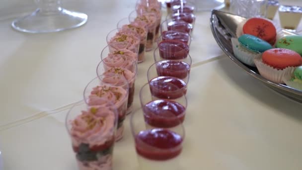 Buffet Festif Avec Pâtisseries Mousses Gâteaux Beignets Mouvement Lent — Video