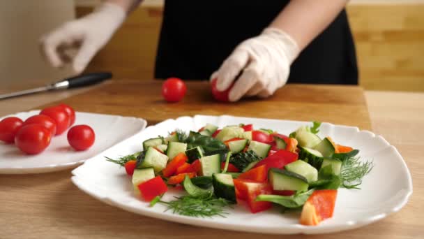 Corte Tomates Adicione Salada Legumes Preparação Salada Vegetal Movimento Lento — Vídeo de Stock