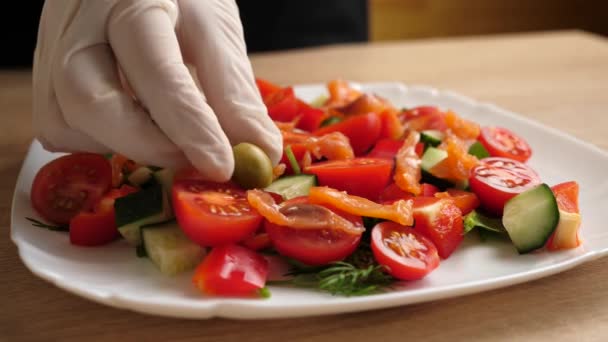 Azeitonas Acrescentam Salada Vegetal Preparação Salada Vegetal Movimento Lento — Vídeo de Stock