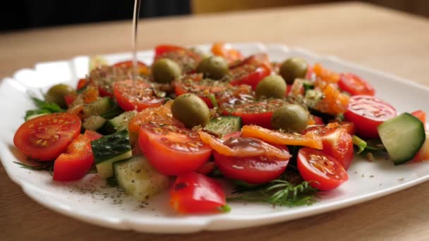 Azeitona Acrescenta Salada Vegetal Preparação Salada Vegetal Movimento Lento — Vídeo de Stock