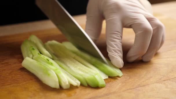 新鲜黄瓜切成片烹调 煮黄瓜菜 慢动作 — 图库视频影像
