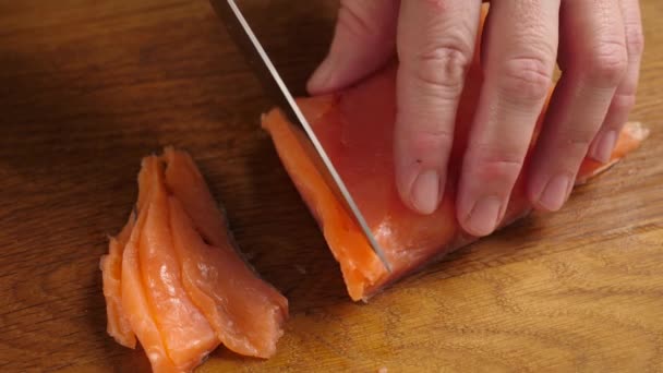 Cortar Salmón Trozos Con Cuchillo Cocinar Platos Pescado Rojo Movimiento — Vídeo de stock