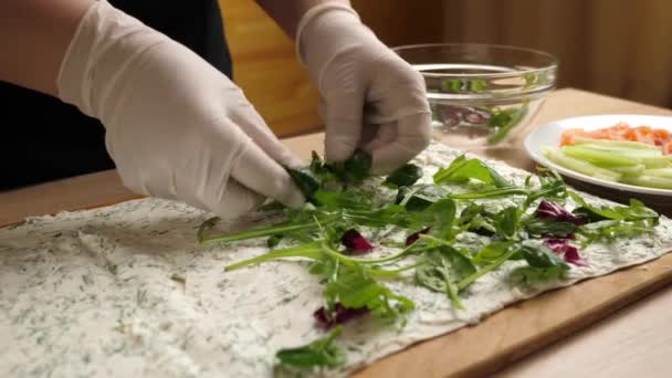 Verdes Acrescentam Pão Pita Com Queijo Preparação Rolo Com Queijo — Vídeo de Stock