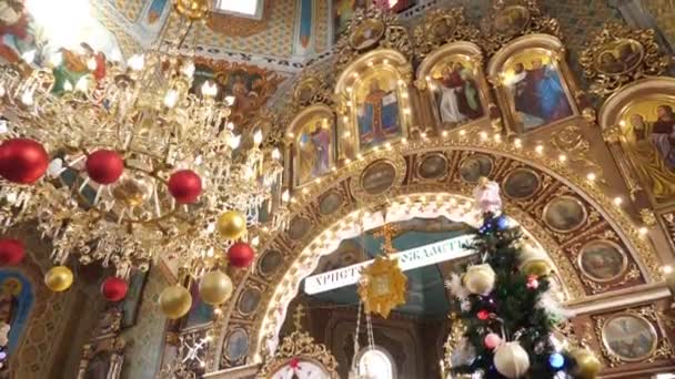 Wnętrze Kościoła Jest Urządzone Boże Narodzenie Obchody Świąt Bożego Narodzenia — Wideo stockowe
