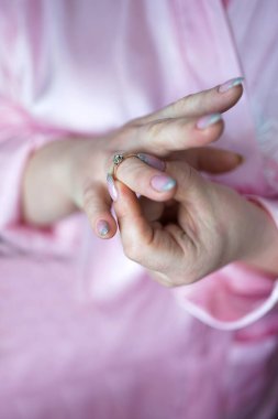 Kız parmağında bir alyans takmaya çalışıyor. Düğün hazırlıkları..