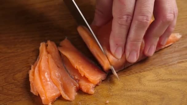 Den Lachs Mit Einem Messer Stücke Schneiden Kochen Von Gerichten — Stockvideo