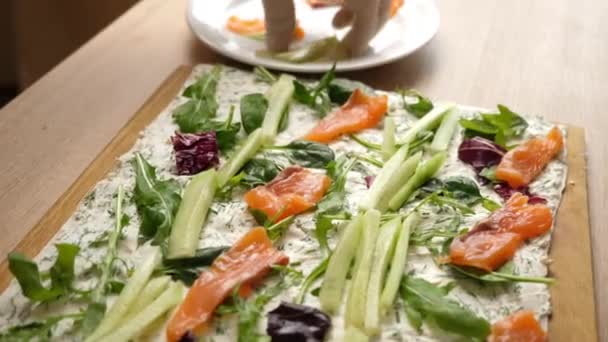Lachs Und Gurken Werden Ein Fladenbrot Mit Käse Und Gemüse — Stockvideo