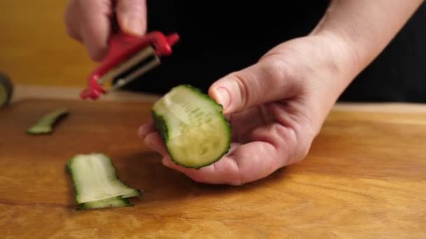 Pepino Fresco Para Cozinhar Cortado Pedaços Com Uma Faca Especial — Vídeo de Stock