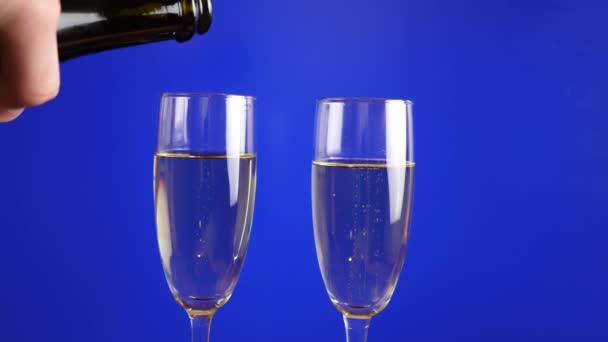 Шампанські Окуляри Синьому Фоні Повільний Рух — стокове відео