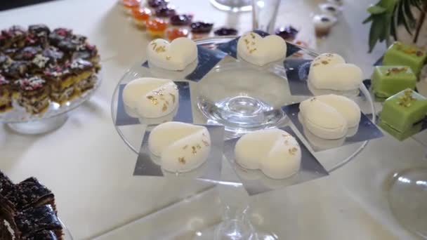 Buffet Festivo Con Pasteles Mousses Pasteles Rosquillas Movimiento Lento — Vídeo de stock