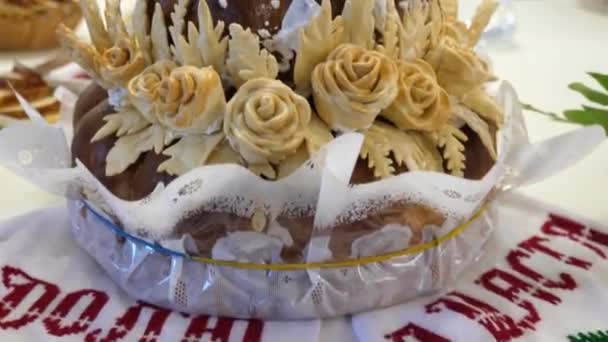 Düğün Pastası Yeni Evlilerin Şenlik Masasında Yapılan Alyanslarla Süslenir — Stok video