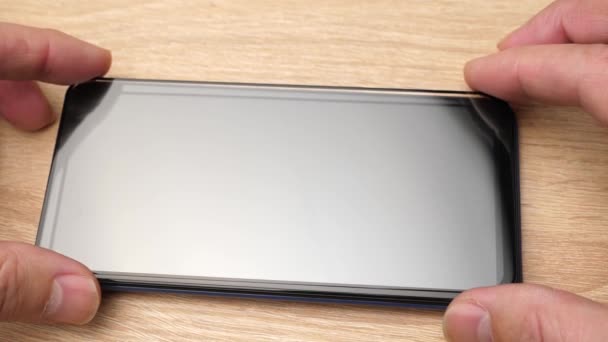Het Smartphone Display Wordt Een Nieuw Beschermglas Geplakt Mobiele Communicatiedienst — Stockvideo
