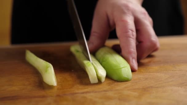 Čerstvá Okurka Nožem Rozseká Kousky Vaření Okurkových Talířů Zpomalený Pohyb — Stock video
