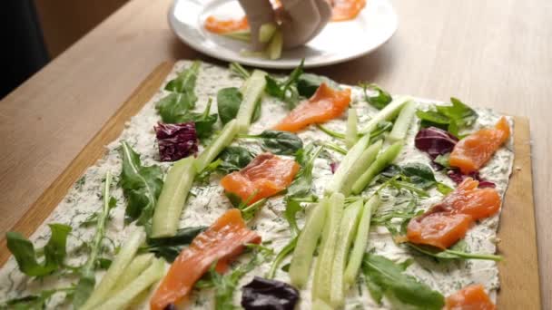 Somon Salatalık Peynirli Yeşillikli Bir Pita Ekmeğine Ilave Edilir Peynirli — Stok video