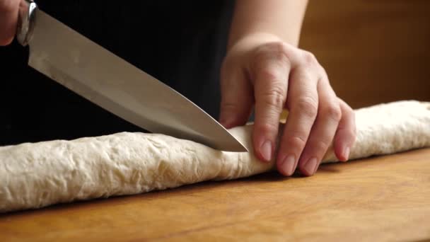 Eine Pita Rolle Wird Mit Einem Messer Stücke Geschnitten Zubereitung — Stockvideo