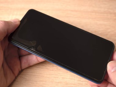 Kırık, kırılmış akıllı telefon koruyucu camının değiştirilmesi gerekiyor. Akıllı telefon ekran koruması.