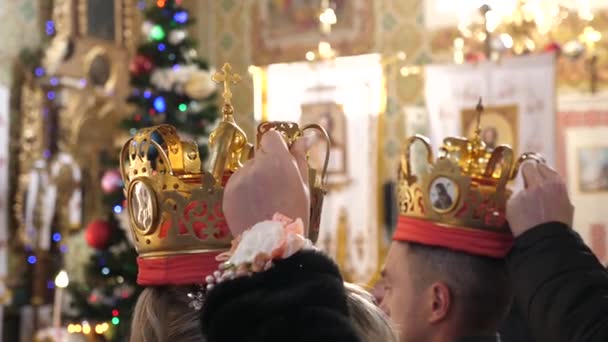Під Час Весільної Церемонії Церковні Корони Ставляться Голову Молодятам Повільний — стокове відео