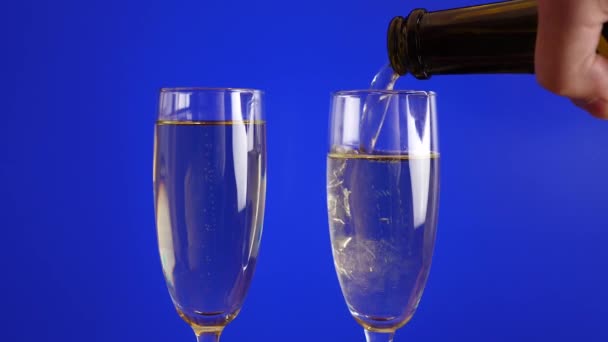 蓝色底色的香槟杯 — 图库视频影像