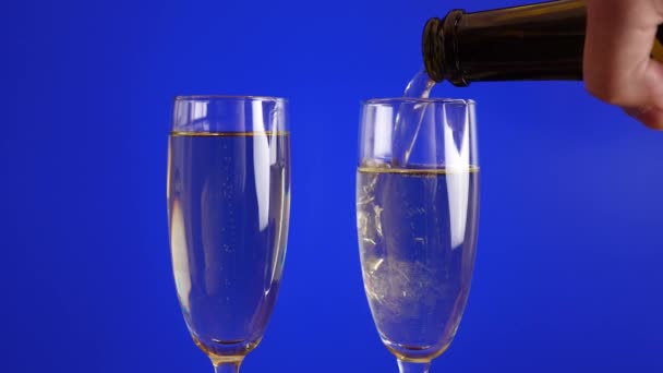 Окуляри Наповнені Шампанським Синьому Фоні Повільний Рух — стокове відео