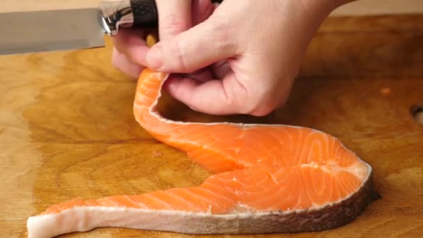 Quando Cucina Salmone Pelle Viene Tagliata — Video Stock