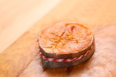 Pişirmek için, bir parça somonu daire içine alın, zerdeçal serpin.