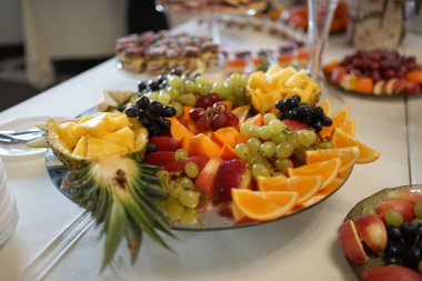 Meyve masası. Üzüm, ananas, portakal, elma ve diğerleri..                                                              