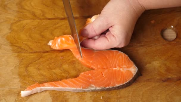 Quando Cucina Salmone Pelle Viene Tagliata — Video Stock