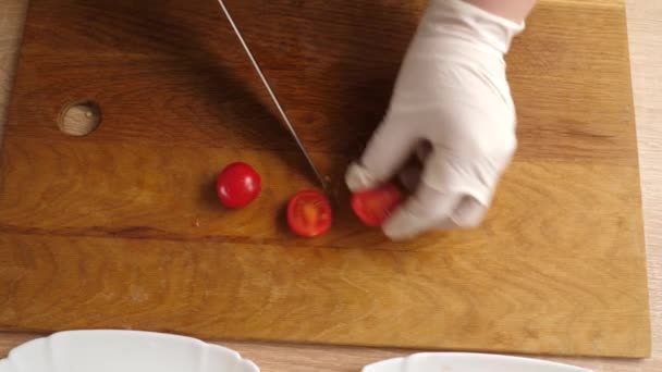 Cortar Los Tomates Añadirlos Ensalada Verduras Preparación Ensalada Verduras Movimiento — Vídeos de Stock