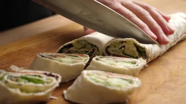 Sebuah Pita Gulung Dipotong Potong Dengan Pisau Persiapan Roti Gulung — Stok Video