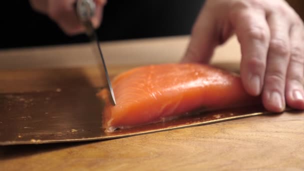 Taie Somonul Bucăți Cuțit Preparate Gătit Din Pește Roșu Mișcare — Videoclip de stoc