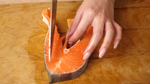 Ossa Vengono Tagliate Dalla Bistecca Salmone Cottura Rallentatore — Video Stock