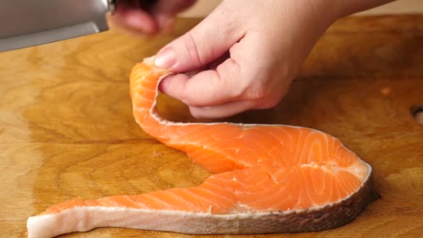 Beim Kochen Von Lachs Wird Die Haut Abgeschnitten Zeitlupe — Stockvideo