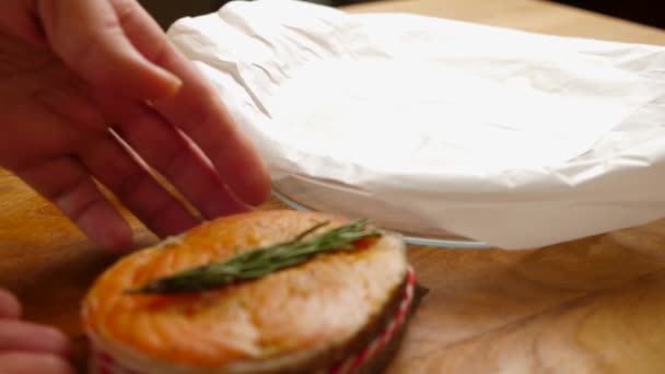 烘焙时 在羊皮纸上放块鲑鱼在盘子里 慢动作 — 图库视频影像