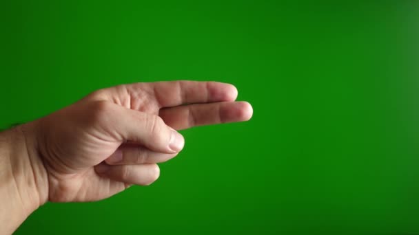Чоловік Показує Ножиці Пальцями Зеленому Тлі Повільний Рух — стокове відео