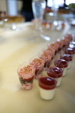 Hamur işleri, mus ve meyveli şenlik masası..                               