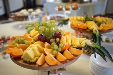 Meyve masası. Üzüm, ananas, portakal, elma ve diğerleri..                                                              