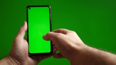 Yeşil ekran akıllı telefon yeşil arkaplanda yan yana kayıyor.