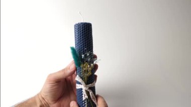 Çiçek buketiyle süslenmiş, el yapımı mumlar..