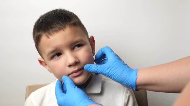 Врач Осматривает Полость Рта Мальчика Молочных Зубов Стоматология Стоматология — стоковое видео