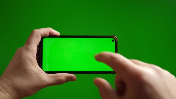 Смартфон Зеленим Екраном Пальці Вмикають Зображення Зеленому Фоні — стокове відео