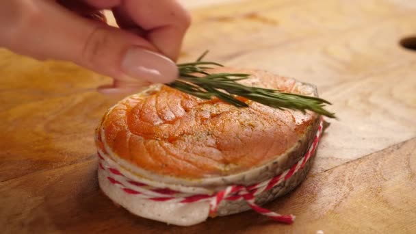 烤一片鲑鱼 加些油和迷迭香 慢动作 — 图库视频影像