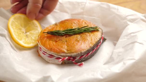 烘焙时 在羊皮纸上放一块鲑鱼在盘子里 然后加入柠檬 慢动作 — 图库视频影像