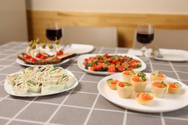 Kırmızı şarap, şenlik yemekleriyle dolu bir masada bir bardağa doldurulur.