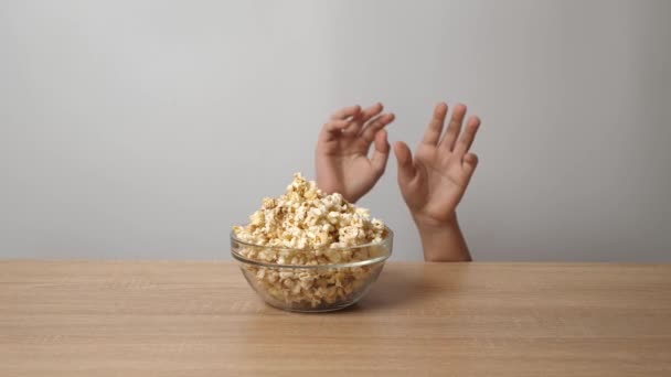 Dětské Ruce Jsou Vidět Zpod Stolu Snaží Vzít Popcorn Stolu — Stock video