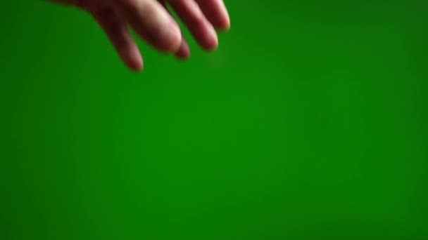 指をつかんで緑の背景に上げる — ストック動画